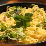 Valkosipuli-chili-lohipasta