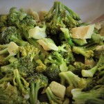 Parsakaali-avokadosalaatti