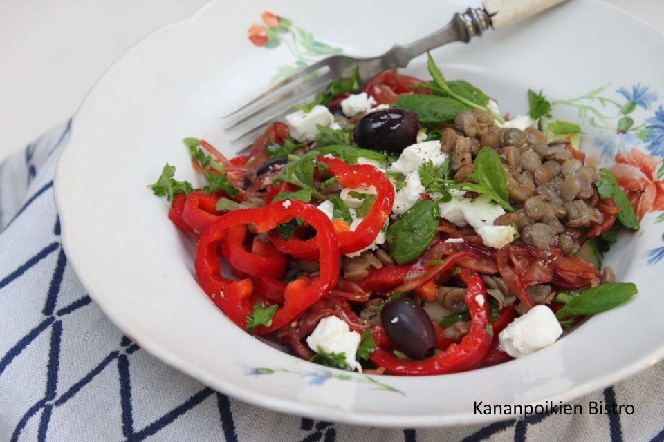 Kreikkalainen salaatti linsseillä