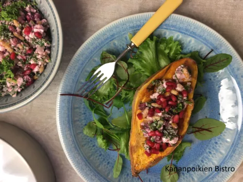 Uunibataatit feta-granaattiomenatäytteellä