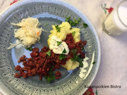 Punajuuri-riistakastike & pottumuussi