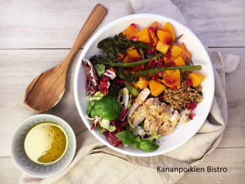 Lämmin kana-kurpitsasalaatti & appelsiinivinegretti