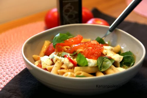 Tulinen tuoretomaattipasta & mozzarella