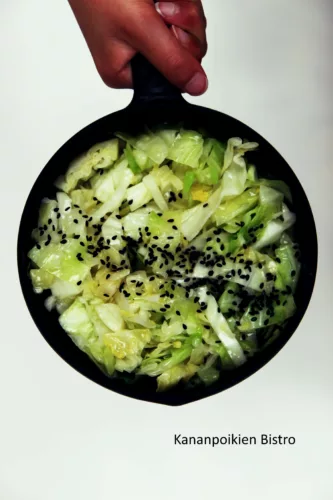 Paistettu kaali aasiatwistillä