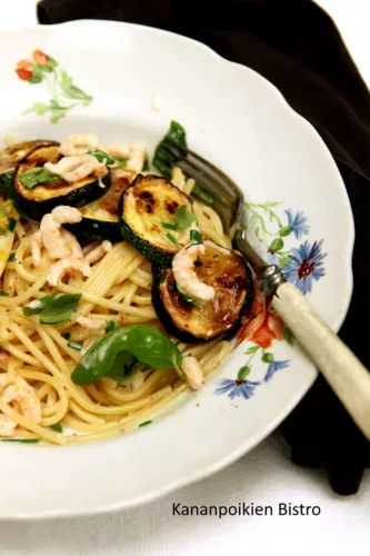 Sitruunainen kesäkurpitsa-rapuspagetti