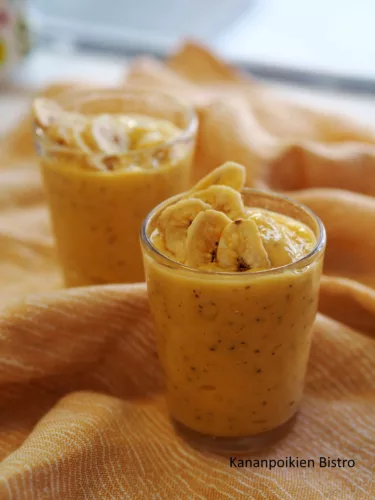 Inkiväärinen mango-chiasmoothie