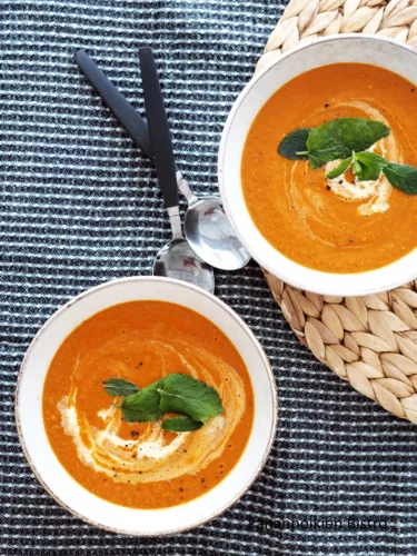 Tomaatti-kookos-linssikeitto