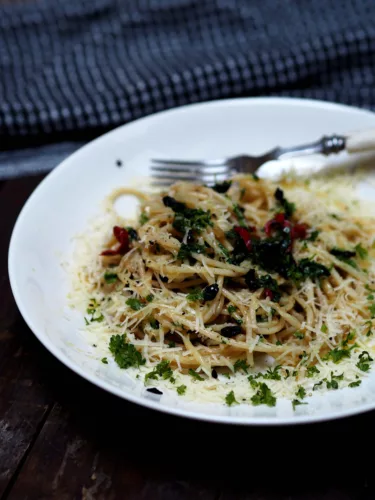 Musta valkosipuli-chilipasta