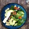 Avokado-lehtikaali-mustapapusalaatti