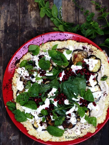 Kukkakaalipizza munakoisolla & tahinikastikkeella