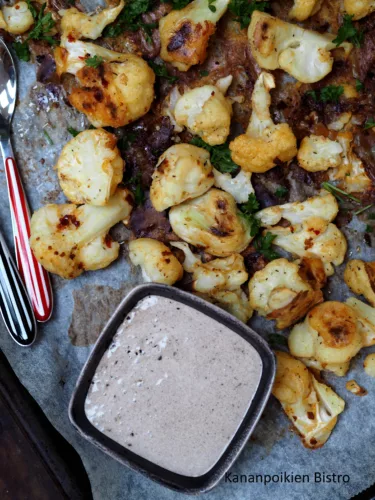 Harissa kukkakaaliwingsit & musta valkosipulidippi