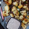 Harissa kukkakaaliwingsit & musta valkosipulidippi
