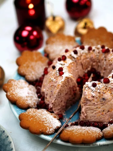 Piparkakku-puolukkasemifreddo