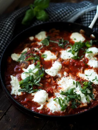 Mozzarella-pekoni-tomaattipasta