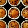 Valkosuklaiset puolukka-banaanimuffinsit